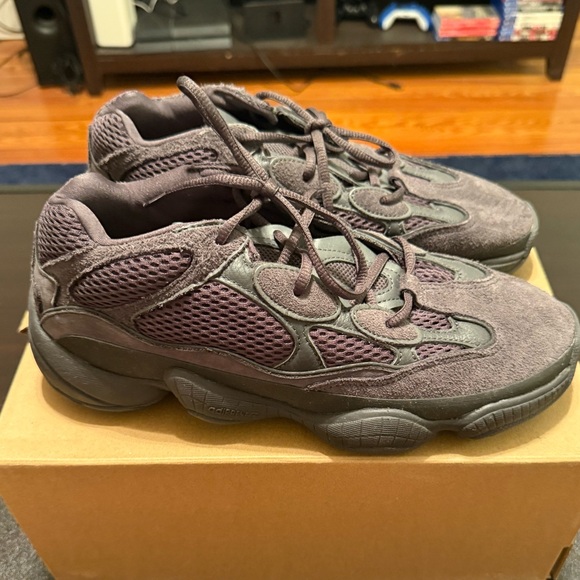 Yeezy 500 - Picture 3 of 5